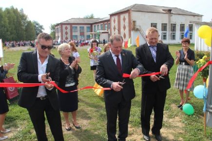 В День знаний в Акуловской средней школе открыли обновлённый стадион. 