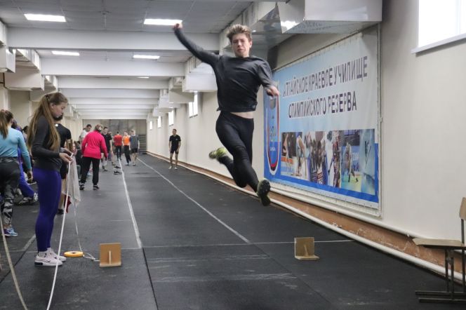 Первый в новом году сбор алтайских легкоатлетов состоялся  в манеже АУОР