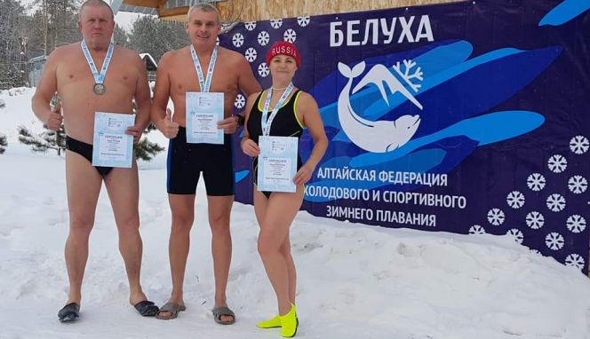 Cпортсмены Алтайской федерации холодового и зимнего плавания «Белуха» (слева направо): Василий Тетерин, Олег Чекушкин и Елена Шелестова. 