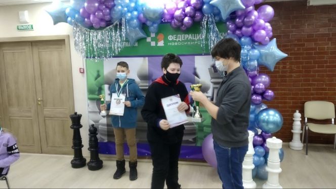 На фото: председатель Новосибирской областной шахматной федерации, международный гроссмейстер Павел Малетин награждает Владимира Юсупходжаева