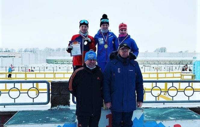 Анастасия Гришина (крайняя слева) 