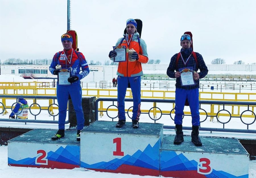 Олег Домичек (крайний справа)