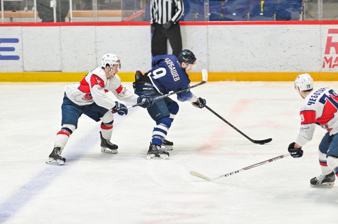 Ключевую роль в победе "Динамо-Алтая" сыграл новичок Сергей Барбашев (№9), командированный из новокузнецкого "Металлурга". Фото: пресс-служба ХК "Динамо-Алтай"