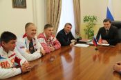 Чемпионы мира по гребле встретились с врио заместителя губернатора края Даниилом Бессарабовым, алтайскими журналистами и провели мастер-класс для юных спортсменов. 