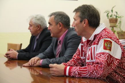 Чемпионы мира по гребле встретились с врио заместителя губернатора края Даниилом Бессарабовым, алтайскими журналистами и провели мастер-класс для юных спортсменов. 