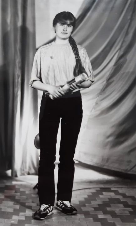 Ольга Коваленко (в девичестве Хроменкова), будущая неоднократная победительница сельских олимпиад. На фото 1986 года стоит с прикрепленным к блузке знаком кандидата в мастера спорта СССР . Выполнила кандидатский норматив на соревнованиях в Первоуральске. 