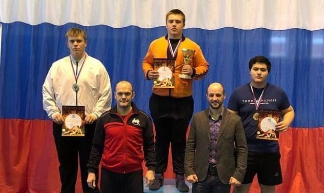 Алтайские спортсмены на первенстве Сибири по греко-римской борьбе до 18 лет завоевали три золота и бронзу