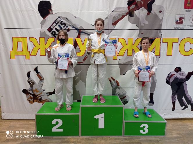 На верхней ступени пьедестала Алина Пискарь из Барнаула 