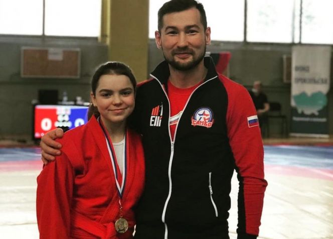 На фото: Анастасия Чебыкина с тренером Владимиром Ждановым на Всероссийском турнире по самбо памяти Николая Чернышёва. Январь-2021