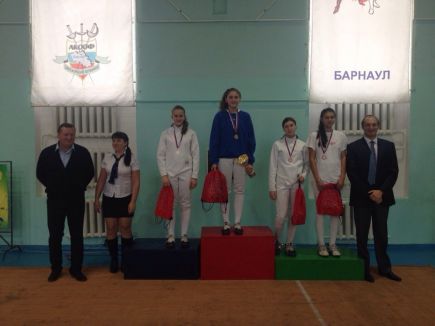 В Барнауле состоялся межрегиональный турнир среди юниоров «Звенящие клинки».