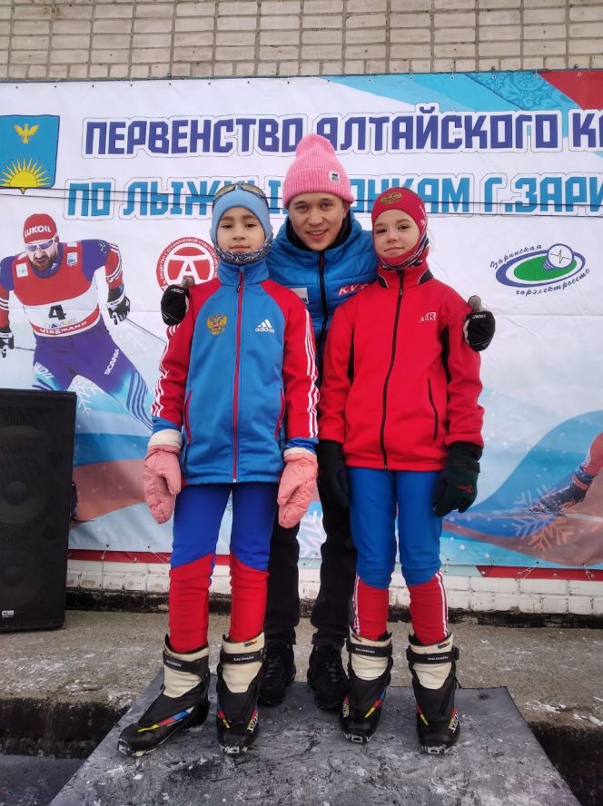 На фото: в церемонии награждения спортсменов принял участие чемпион мира среди юниоров по биатлону Даниил Серохвостов 