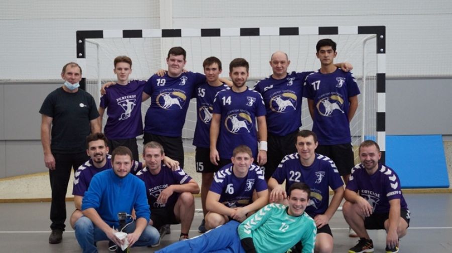 Пасечники, пожарные, массажист и налоговик: кто играет в гандбол за сборную села Усятское?