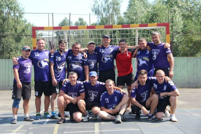 Пасечники, пожарные, массажист и налоговик: кто играет в гандбол за сборную села Усятское?