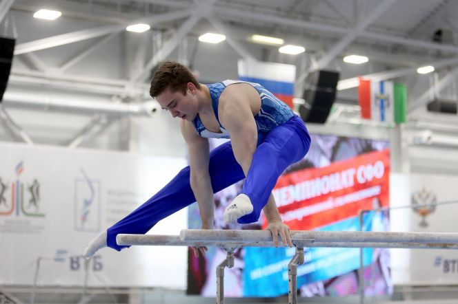 На брусьях Денис Юров 