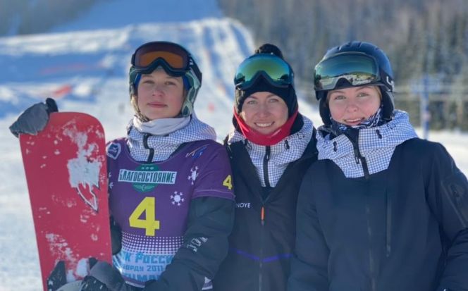 На фото: Мария Травиничева (слева), Влада Паршенкова (справа) и их тренер Александра Макаренко