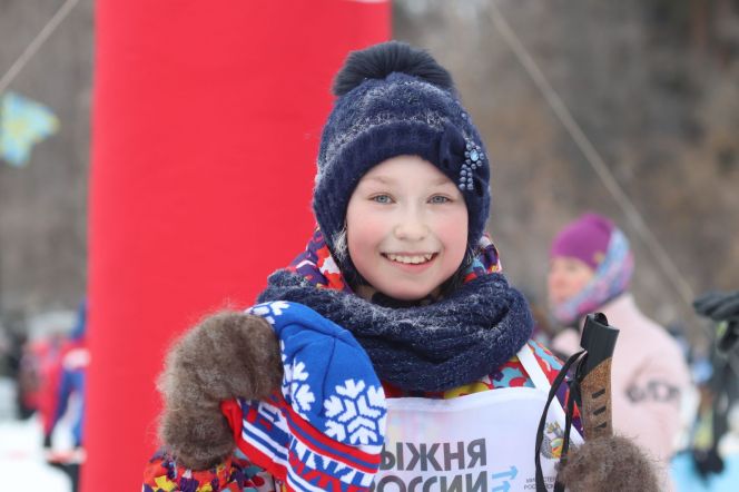 На старт "Лыжни России-2021" в Барнауле вышли более 2000 человек. Фото: Александр Чёрный/"Алтайский спорт"