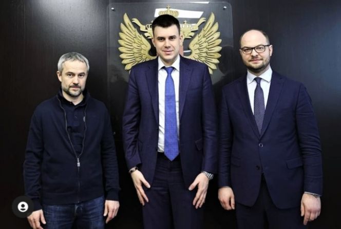 Министр спорта Алтайского края Алексей Перфильев с генеральным секретарем Федерации бокса России Кириллом Щекутьевым (в центре) и техническим организатором соревнований боксеров Михаилом Ждановым 