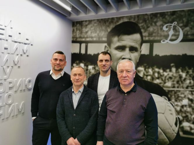 Делегация ФК "Динамо-Барнаул" в футбольной академии "Динамо" имени Льва Яшина. Слева - представитель столичной стороны Денис Дмитриев. 