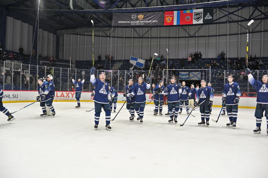 Награда за тяжёлый труд. Фото: ХК "Динамо-Алтай"