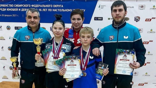 На фото: тренерский состав сборной края по настольному теннису Степан Багиян (слева), Наталья Белобородова и Илья Ронин, а также спортсмены-обладатели путевок на чемпионат России Ольга Вандакурова и Матвей Колмаков