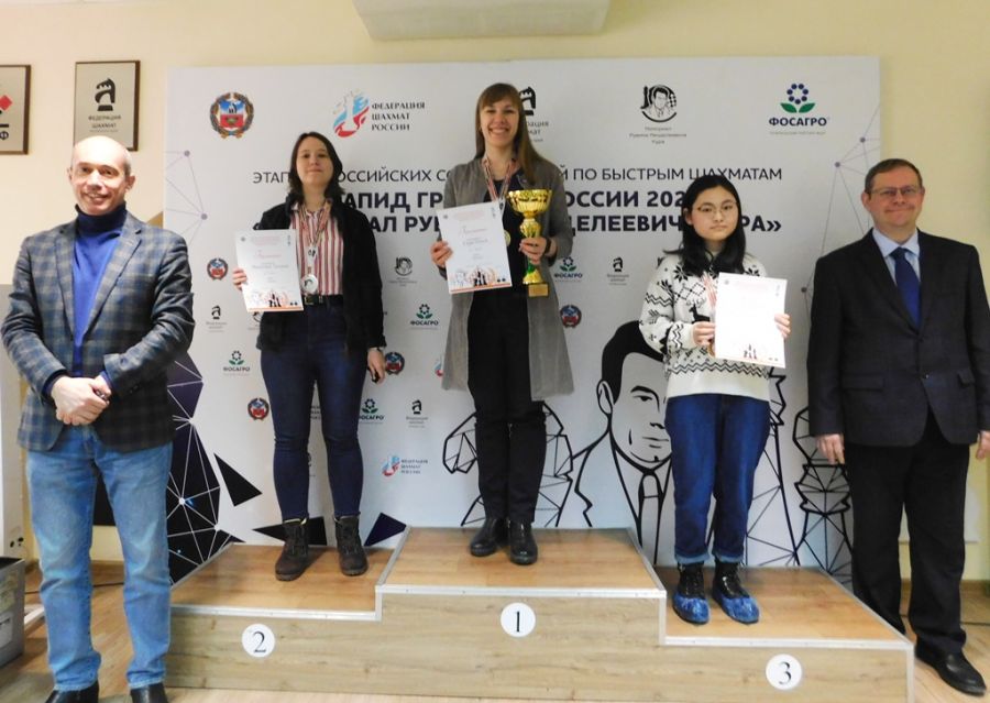 На пьедестале Татьяна Малетина, Ольга Гиря и Жанбота Камарова