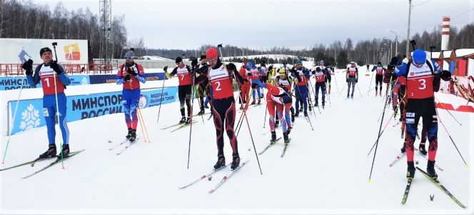 Иван Лыжин вышел на масс-старт под первым номером. Фото: Биатлонный комплекс "Алмаз" ВКонтакте  