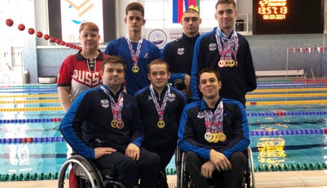 Тренер Елена Соколова и ее спортсмены: слева направо внизу Юрий Лучкин, Артур Кубасов, Роман Жданов; слева направо вверху - Вадим Мелехин, Алексей Ганюк, Егор Ефросинин