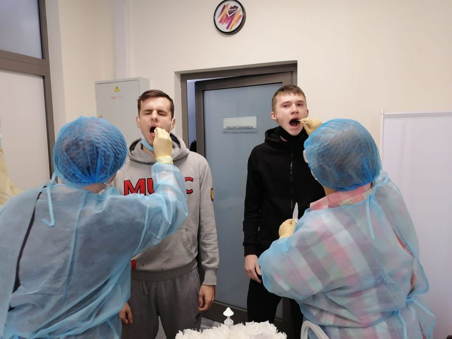 Перед сборами футболисты прошли тестирование на коронавирус. Фото пресс-службы ФК “Динамо-Барнаул”