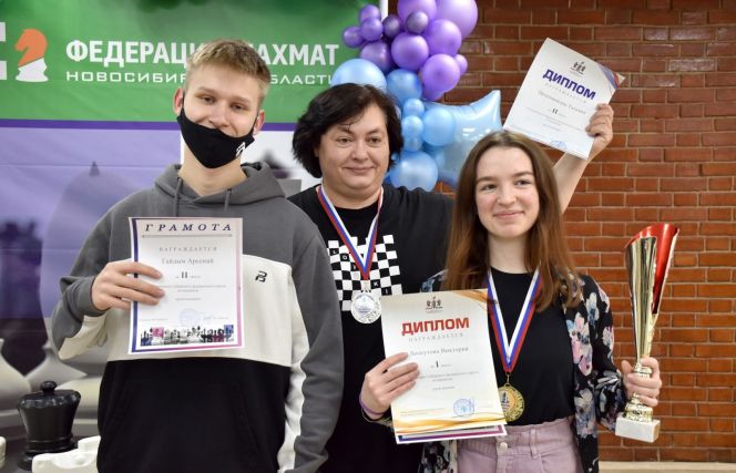 На фото: Арсений Гайдым, Татьяна Цепенникова и Виктория Лоскутова. Фото: Федерация шахмат Новосибирской области