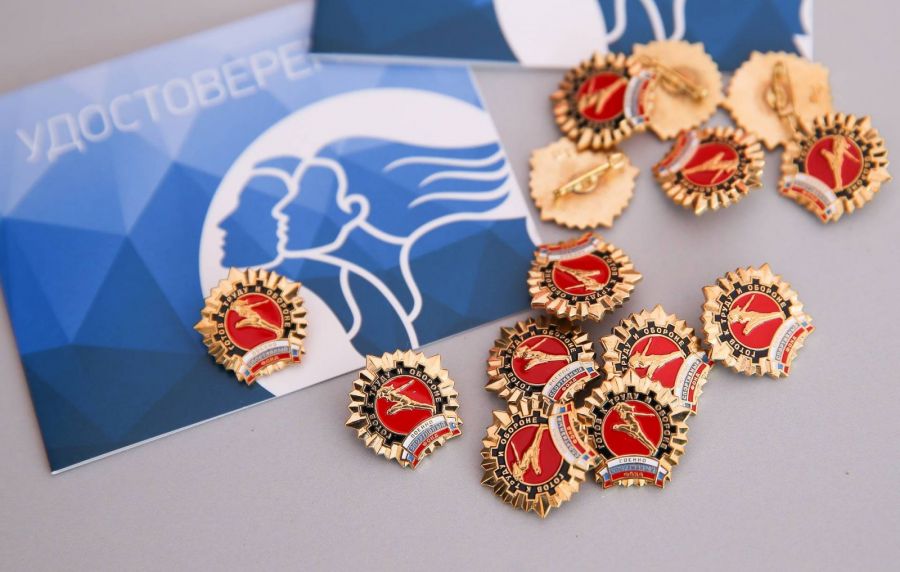 Значки ГТО образца 2014 года. Фото: Антон Новодережкин/ТАСС