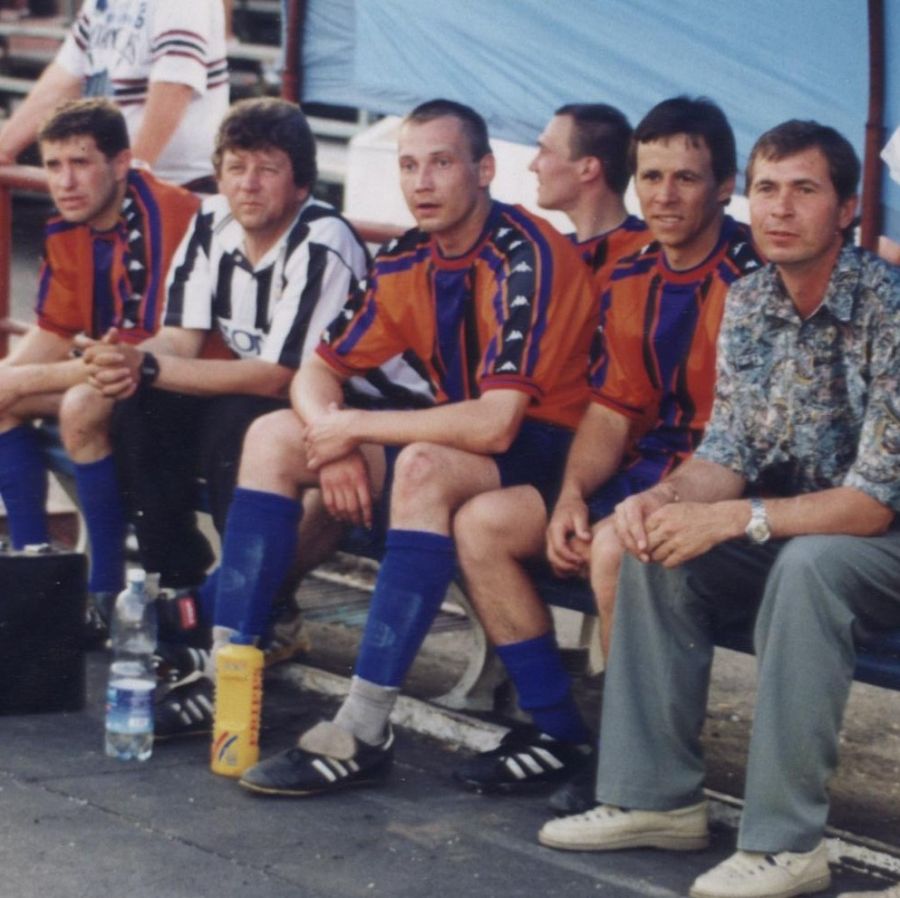 До победы в финале Кубка края 1998 года остаются считанные минуты...