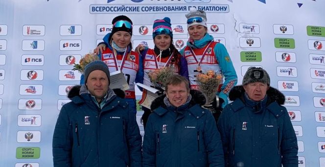 Анастасия Гришина (вверху слева) - обладательница серебра в спринте на первенстве России в Ижевске