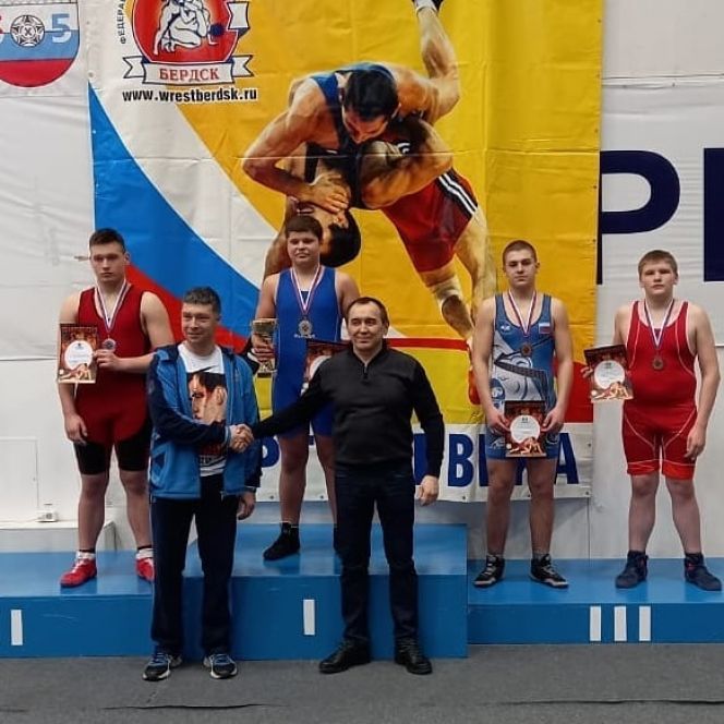 Две золотые и три бронзовые медали завоевали борцы-классики региона на первенстве Сибири среди юношей до 16 лет 