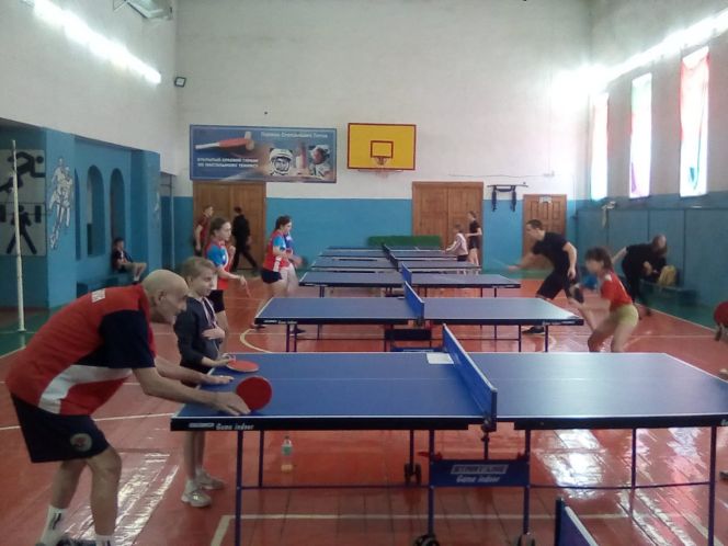 В спортзале Косихи проходят теннисные лиги