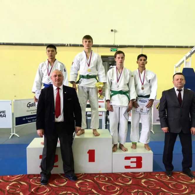 На юношеском межрегиональном турнире памяти Владимира Новикова алтайские борцы завоевали 20 медалей 