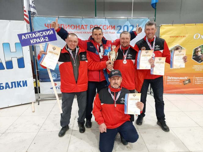 Команда Алтай-2 - серебряный призёр чемпионата России. Фото: Алтайский рыболовный клуб 