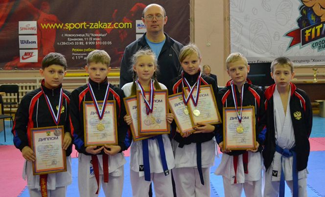 Барнаульские каратисты завоевали три золотые медали на соревнованиях в Новокузнецке.