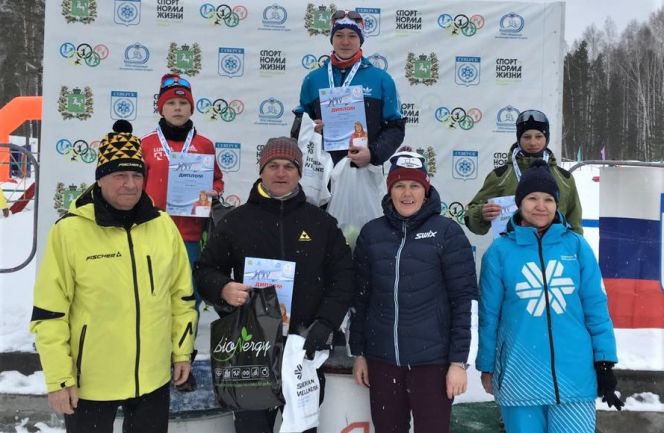 Награждение призеров соревнований в гонке классическим стилем. Егор Бобров на пьедестале справа.