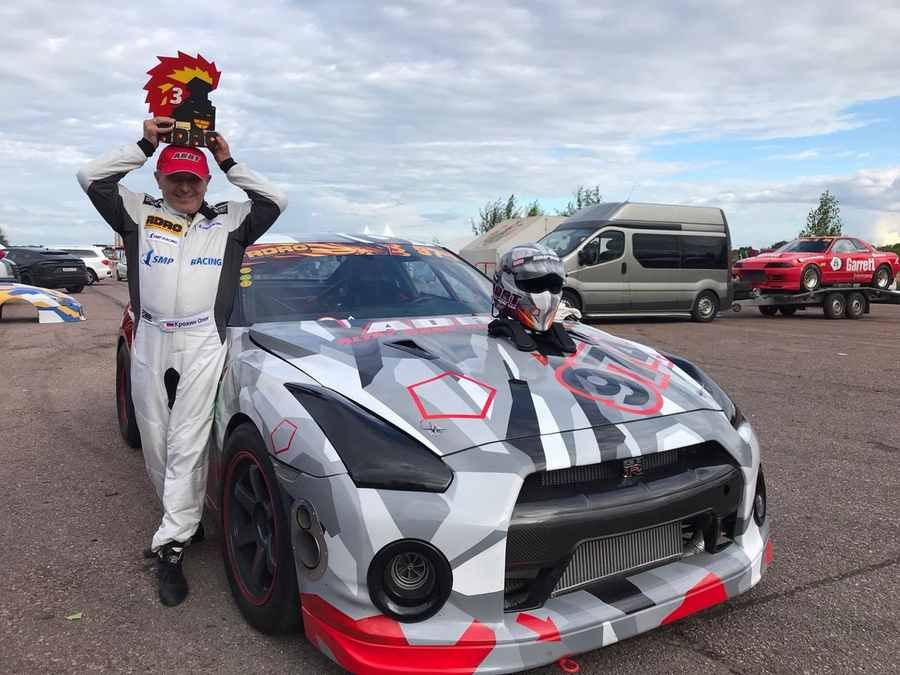 Олег Крохин и его чемпионский болид. Фото из личного архива