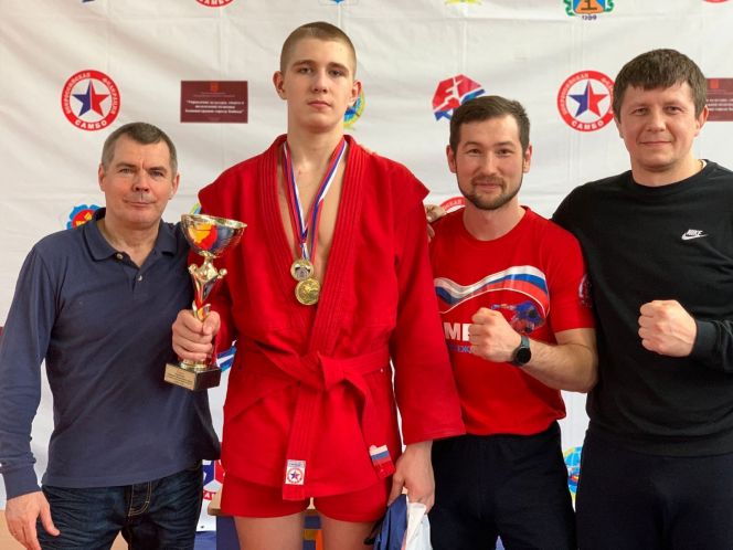 Юношеское первенство Сибири среди борцов 14-16 лет в Бийске выиграла сборная Алтайского края