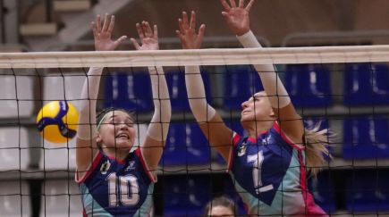 На блоке - лидеры "Алтая-АГАУ" Алиса Ефанова и Дарья Потапова. 