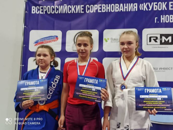 Воспитанница тренера Дениса Канакова Каролина Городилова (в центре) - победительница Всероссийского турнира по грэпплингу