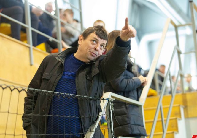 Главный тренер "Динамо-Барнаул" Александр Суровцев настраивает команду на победу в каждом матче, а на турнирную таблицу предлагает взглянуть в конце сезона. Фото: Владимир Мартынов/CX News