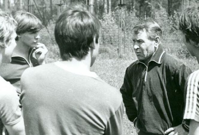 Василий Сергеевич Фомичёв даёт установку на тренировку футболистам барнаульского "Динамо"