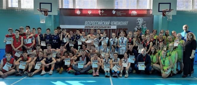 Награждение призеров соревнований в барнаульском дивизионе. Фото: ШБЛ "КЭС-БАСКЕТ"