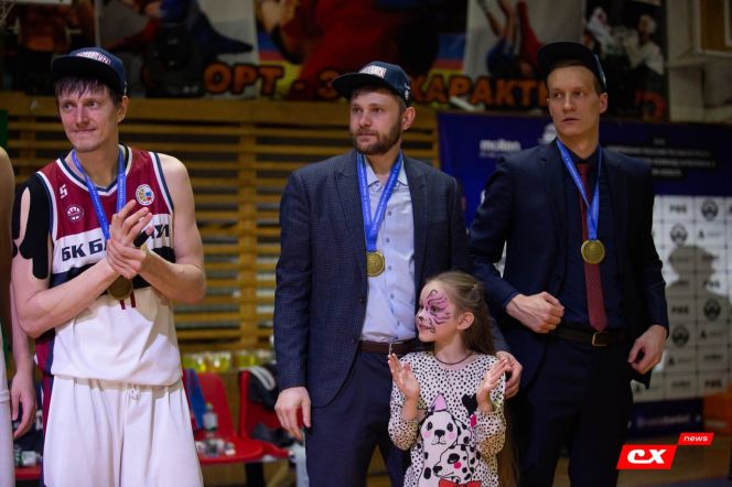 Евгений Горев (в центре) провел первый полноценный сезон в качестве главного тренера, сразу же стартовав с золотых медалей. 