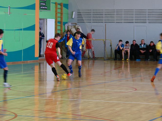 В барнаульском спорткомплексе "Горизонт" прошли финальные краевые соревнования "Мини-футбол - в школу".