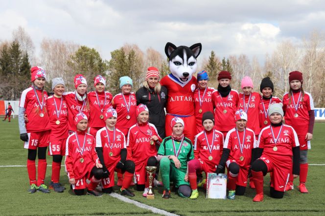 В младшей возрастной группе юные футболистки «Алтая» выиграли все четыре матча и выиграли турнир. Фото: "Алтайский спорт"