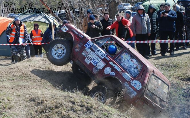 Более 50 экипажей приняли участие в чемпионате края в автомногоборье "Битва под Павловском" (видео)