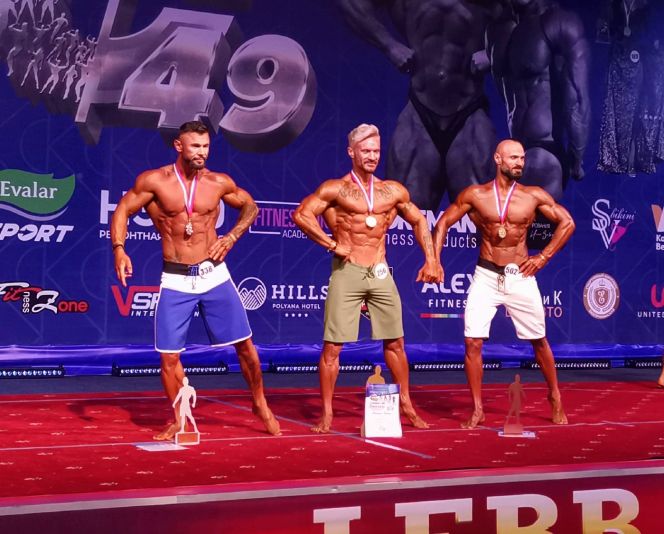 Руслан Абдулин - победитель первенства России в категории "пляжный бодибилдинг", Надежда Каширина - серебряная призёрка Кубка России в категории "велнес-фитнес"